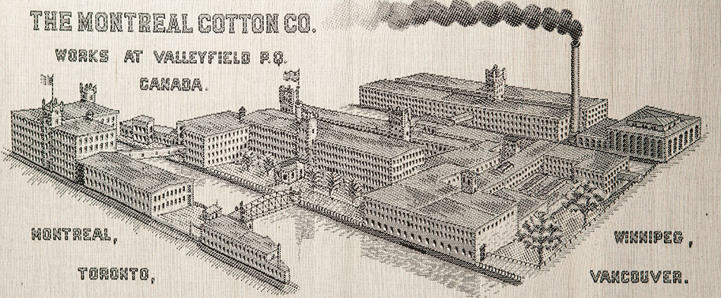 Vue aérienne des bâtiments de l’usine de filature de coton avec ses trois tours et une cheminée en fonction.