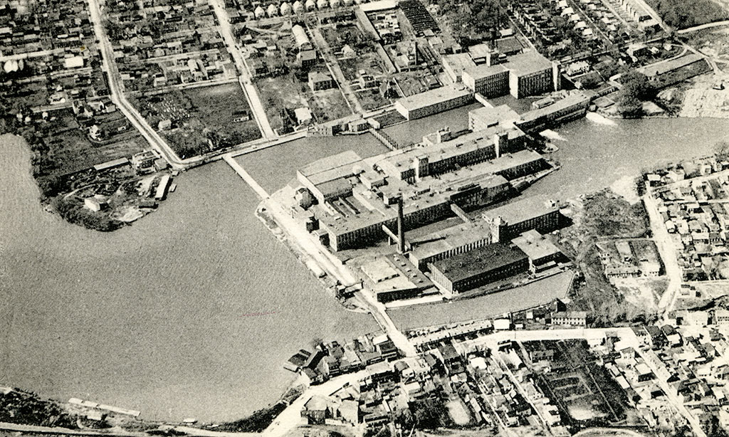 Vue aérienne en 1945 de Salaberry-de-Valleyfield, avec l'usine, le canal et le centre-ville.