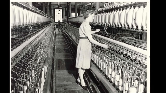 Travailleuse du coton devant une machine.