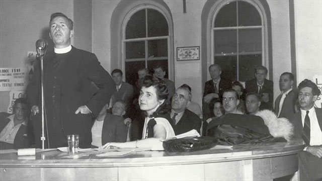 Photo de Madeleine Parent pendant une assemblée.