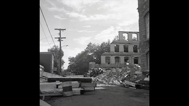 Photographie de l'usine en démolition.