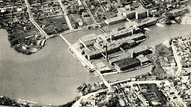 Vue aérienne de l'usine de la Montreal Cotton.